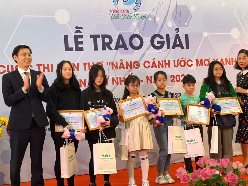 Ông Hoàng Đình Chung - Giám đốc Trung tâm Bản quyền số (bên trái) - trao giải cho các học sinh xuất sắc