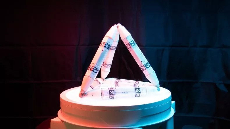 Cơ chế tự lắp ráp, tự sửa chữa của robot. Ảnh: Newsweek