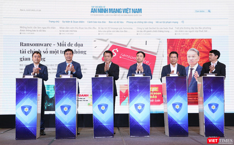 Bộ trưởng Bộ Công an Lương Tam Quang cùng lãnh đạo Hiệp hội An ninh mạng quốc gia, lãnh đạo Cục Báo chí nhấn nút khai trương Tạp chí An ninh mạng Việt Nam