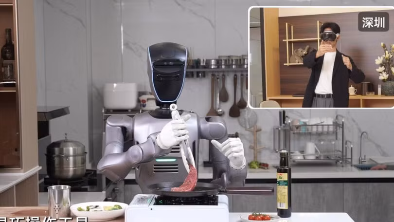 Robot hình người chế biến bít tết thông qua một người điều khiển từ khoảng cách 1.800 km. Ảnh: SCMP