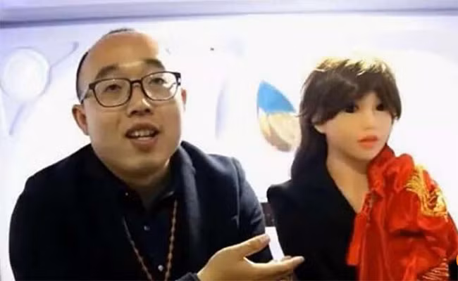 Anh Trịnh Gia Gia bên cô vợ robot của mình