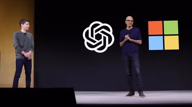 Ông Altman (trái) và ông Nadella tại sự kiện OpenAI DevDay, tổ chức hôm 6 tháng 11 năm 2023 tại San Francisco (ảnh Getty Images)