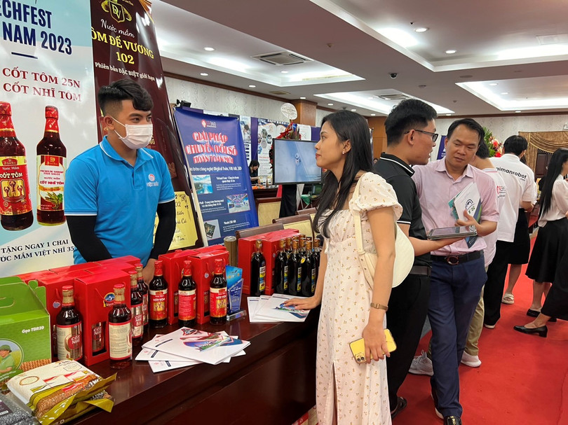 Trung bay ben le TechFest.jpg