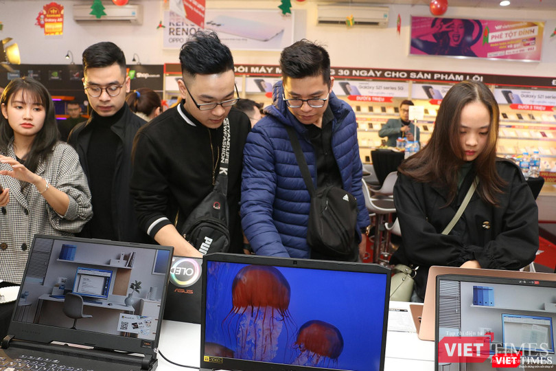 Khách hàng trải nghiệm các mẫu laptop tại FPT Shop Khách hàng trải nghiệm các mẫu laptop tại FPT Shop