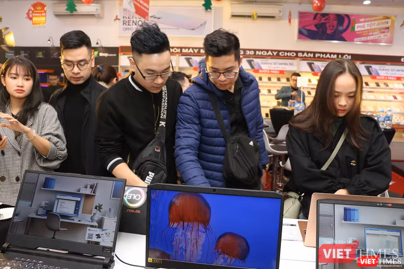 Khách hàng trải nghiệm các mẫu laptop tại FPT Shop