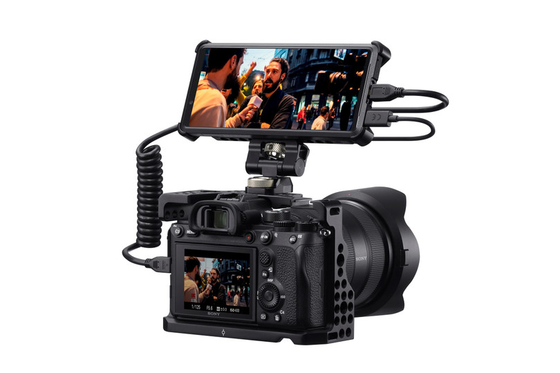 Xperia Pro có thể kết nối với máy ảnh hoặc máy quay để sử dụng như một màn hình ngắm hoặc chuyển dữ liệu sang smartphone