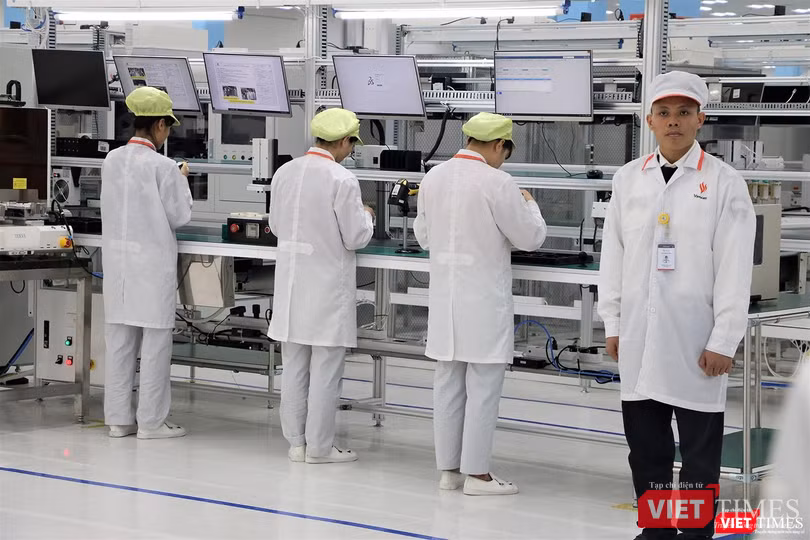 Bên trong nhà máy sản xuất điện thoại thông minh thương hiệu Vsmart Bên trong nhà máy sản xuất điện thoại thông minh thương hiệu Vsmart