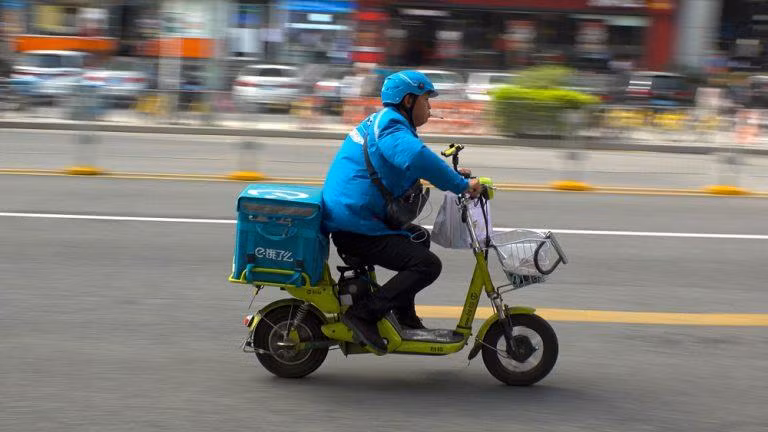 Shipper giao đồ ăn ở Trung Quốc của hãng Ele.me (ảnh: KR.Asia)