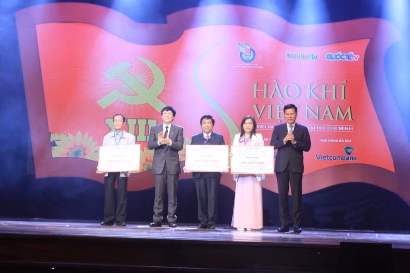 Ông Hồ Quang Lợi Chủ tịch thường trực Hội nhà báo Việt Nam trao quà cho đại diện 3 tỉnh miền Trung (ảnh AT) 