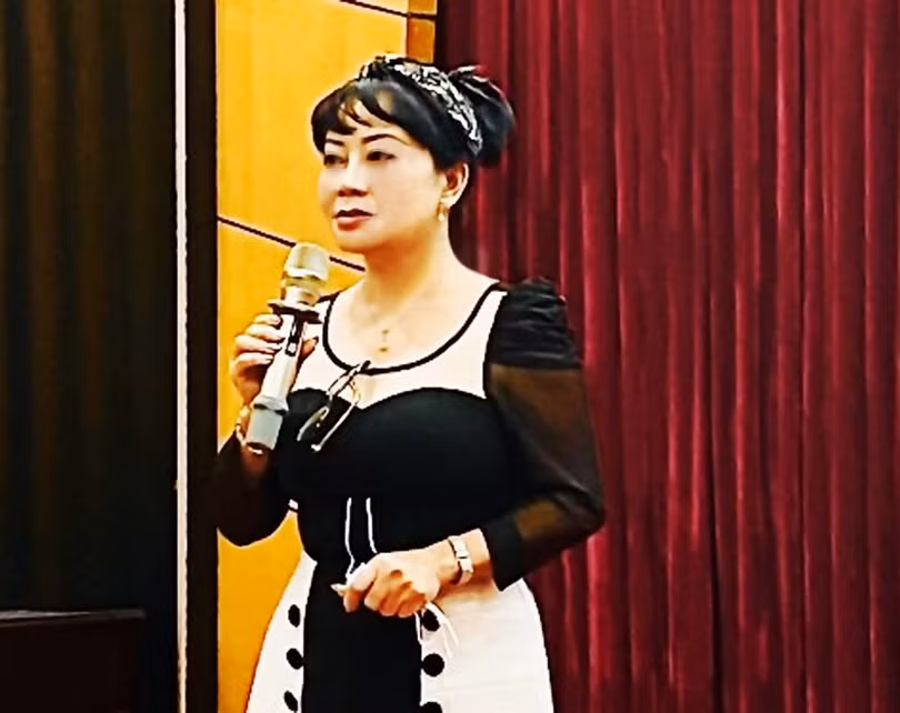 nhà báo Hoàng Thiên Nga – nguyên Trưởng đại diện báo Tiền Phong tại Tây Nguyên phát biểu tại tọa đàm