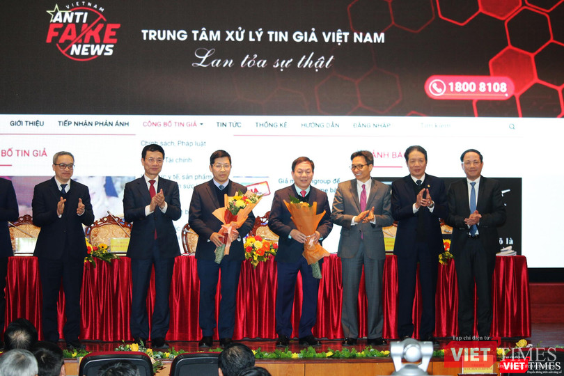 Phó Thủ tướng Vũ Đức Đam và Bộ trưởng Nguyễn Mạnh Hùng dự lễ ra mắt Trung tâm Xử lý Tin giả Việt Nam sáng 12/1
