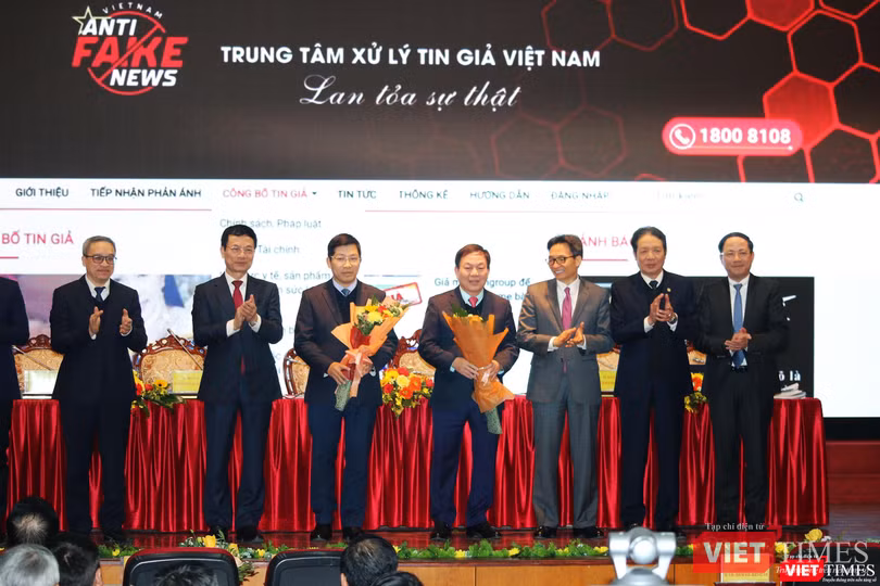 Phó Thủ tướng Vũ Đức Đam và Bộ trưởng Nguyễn Mạnh Hùng dự lễ ra mắt Trung tâm Xử lý Tin giả Việt Nam sáng 12/1