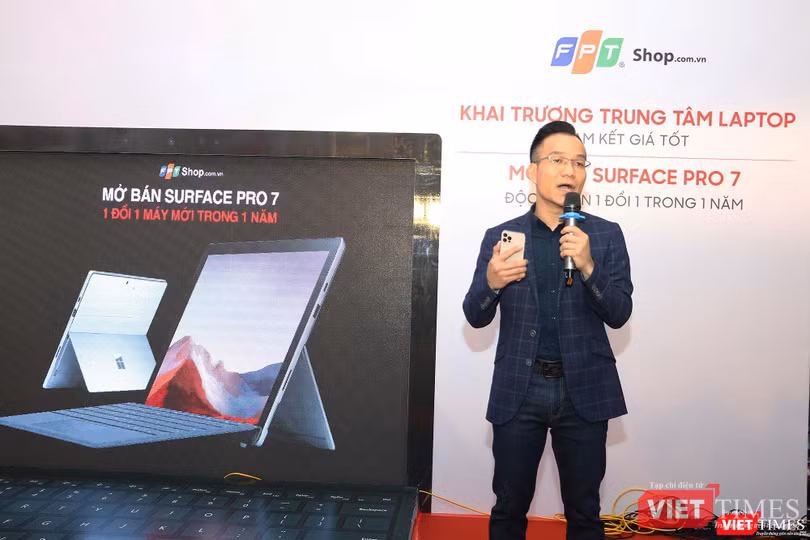 ông Nguyễn Thế Kha giới thiệu về Surface Pro 7