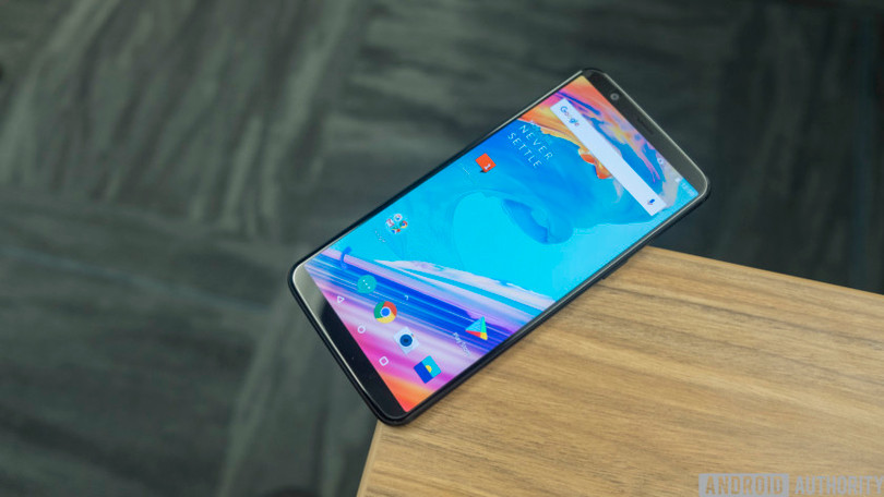 OnePlus 5T, mẫu điện thoại cao cấp nhất vào thời điểm hiện tại của OnePlus (ảnh: Android Authority)