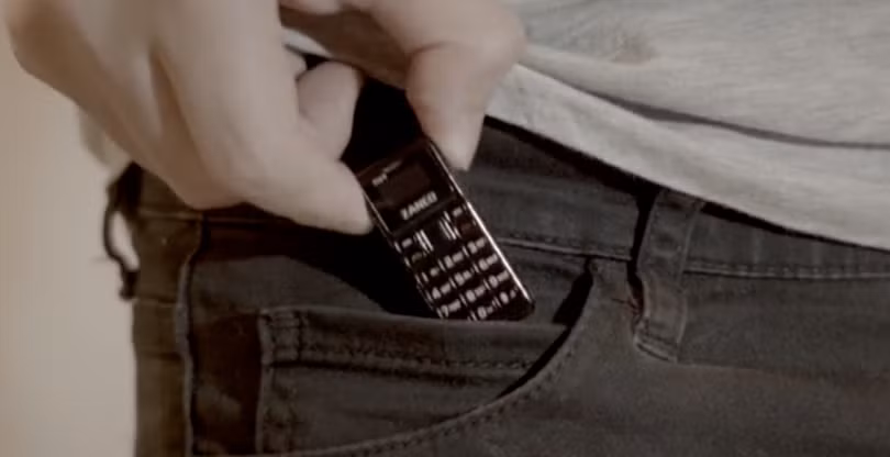 Chiếc điện thoại nhỏ nhất thế giới nhỏ cỡ nào ảnh 3