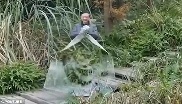 Chiếc áo tàng hình này đang gây xôn xao cộng đồng mạng Trung Quốc ảnh 2