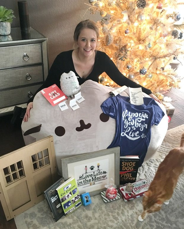 Bill Gates làm ông già Noel giấu mặt tặng rất nhiều quà cho một phụ nữ ảnh 3