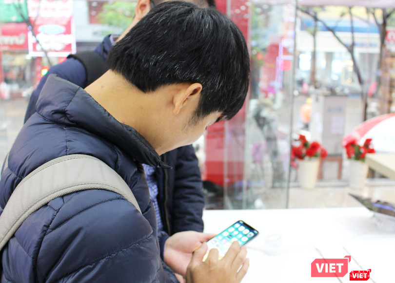 Ngày đầu mở bán iPhone X, nhiều người đội mưa tới nhận máy ảnh 11