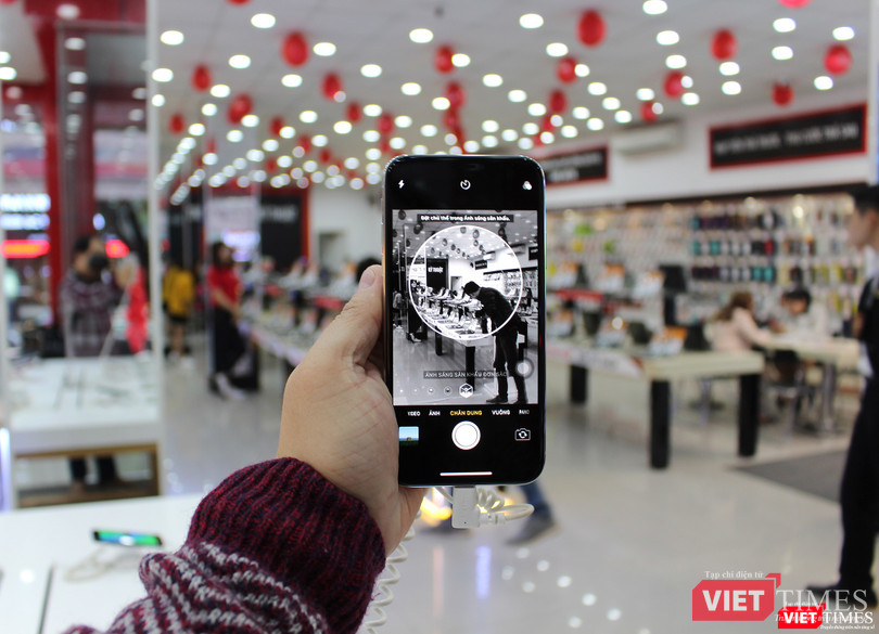 Ngày đầu mở bán iPhone X, nhiều người đội mưa tới nhận máy ảnh 9