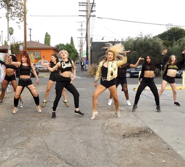 Cuộc sống tuyệt vời của cô gái được nhiều người xem nhất trên Instagram ảnh 14