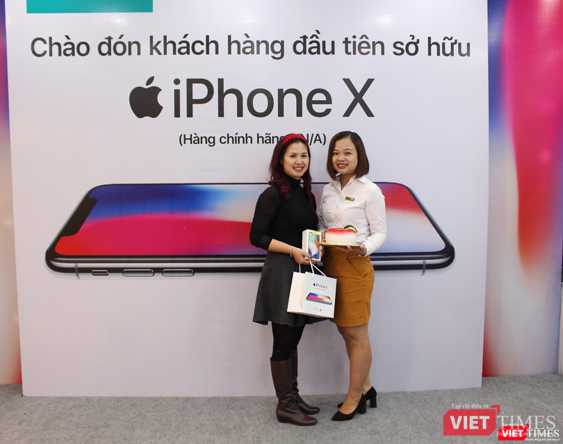 Ngày đầu mở bán iPhone X, nhiều người đội mưa tới nhận máy ảnh 3