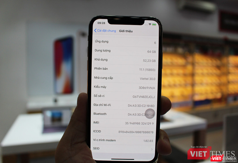Ngày đầu mở bán iPhone X, nhiều người đội mưa tới nhận máy ảnh 8