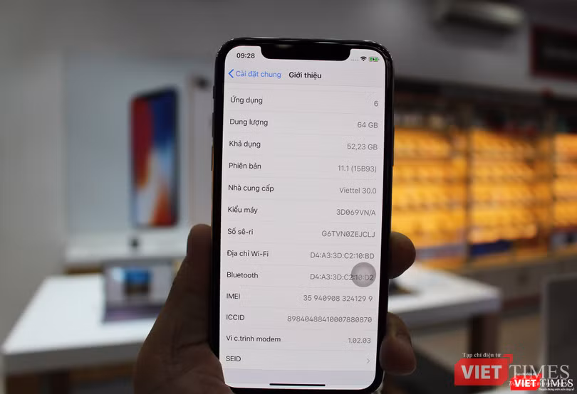 Ngày đầu mở bán iPhone X, nhiều người đội mưa tới nhận máy ảnh 8