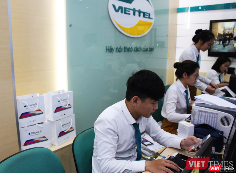 Ngày đầu mở bán iPhone X, nhiều người đội mưa tới nhận máy ảnh 5