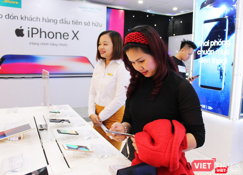 Ngày đầu mở bán iPhone X, nhiều người đội mưa tới nhận máy ảnh 2