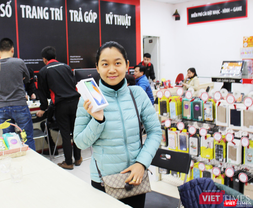 Ngày đầu mở bán iPhone X, nhiều người đội mưa tới nhận máy ảnh 7