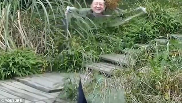 Chiếc áo tàng hình này đang gây xôn xao cộng đồng mạng Trung Quốc ảnh 3