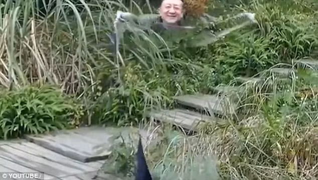 Chiếc áo tàng hình này đang gây xôn xao cộng đồng mạng Trung Quốc ảnh 3