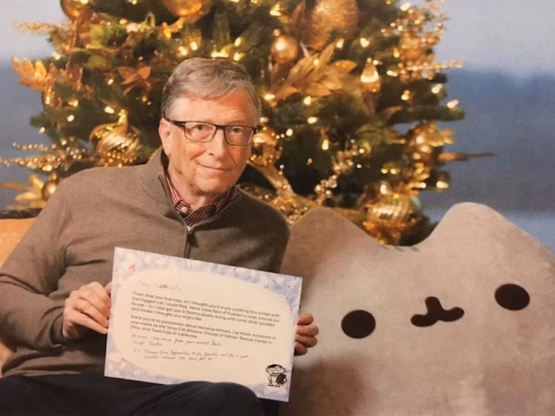 Bill Gates làm ông già Noel giấu mặt tặng rất nhiều quà cho một phụ nữ ảnh 2