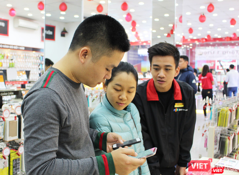 Ngày đầu mở bán iPhone X, nhiều người đội mưa tới nhận máy ảnh 6