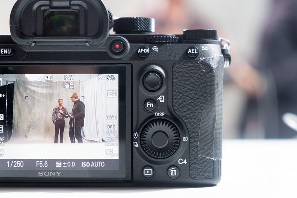Sony tung ra máy ảnh A7R III thách thức các mẫu full-frame của Canon ảnh 9