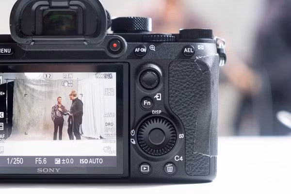 Sony tung ra máy ảnh A7R III thách thức các mẫu full-frame của Canon ảnh 9