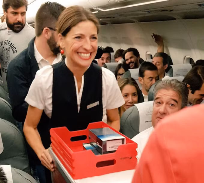 Các hành khách rất bất ngờ khi nhìn thấy tiếp viên bê khay đựng Note 8 (ảnh: Iberia Airlines)
