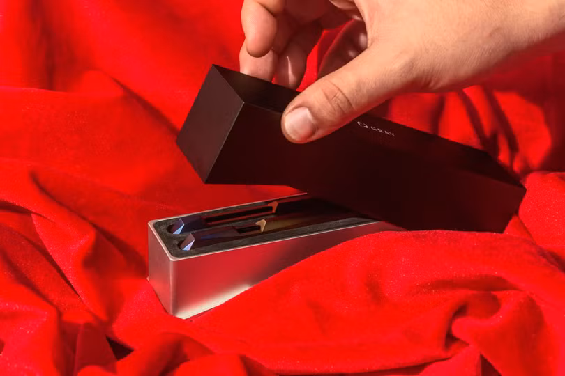 Chiêm ngưỡng bộ ốp viền có giá đắt hơn cả iPhone X ảnh 2