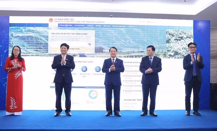Lãnh đạo Uỷ ban Dân tộc, Bộ Thông tin và Truyền thông cùng đại diện Tập đoàn CMC tham gia khai trương giai đoạn 1 Cổng Thông tin dịch vụ của Uỷ ban Dân tộc