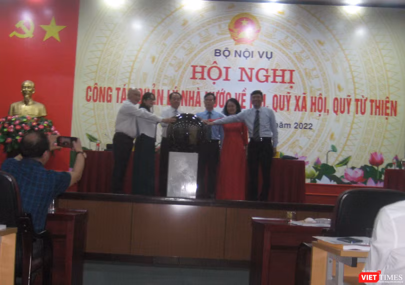 Ông Triệu Tài Vinh - Phó Ban Dân vận Trung ương và các lãnh đạo Bộ Nội vụ nhấn nút khai trương Trang Thông tin điện tử về Hội, Quỹ và Tổ chức Phi Chính phủ