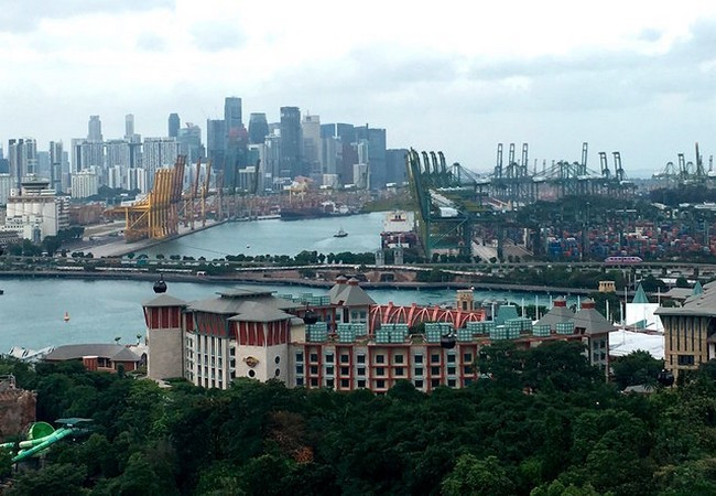 Ngày 25/2/2018, hòn đảo Sentosa và tuyến đường chính nối với đảo Singapore dày đặc các tòa nhà chọc trời (Ảnh AP) Ngày 25/2/2018, hòn đảo Sentosa và tuyến đường chính nối với đảo Singapore dày đặc các tòa nhà chọc trời (Ảnh AP)