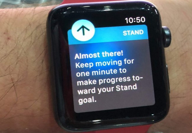 Đồng hồ nhắc nhở mọi người nên đứng dậy sau một thời gian ngồi lâu (Business Insider)