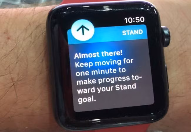 Đồng hồ nhắc nhở mọi người nên đứng dậy sau một thời gian ngồi lâu (Business Insider)