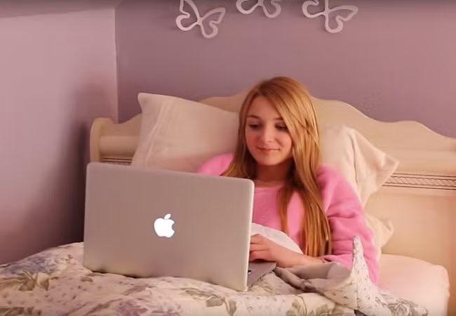 Hiện nay hầu như không mấy đứa trẻ thuộc thế hệ Z xem ti vi truyền thống (Ảnh YouTube)