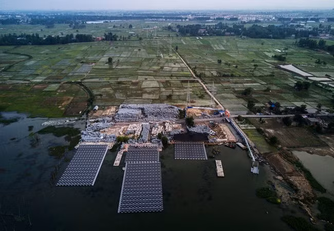 Một dự án đặt tấm năng lượng mặt trời nổi do công ty Sungrow Power Supply Company xây dựng tại tỉnh An Huy, Trung Quốc (Ảnh Getty Images)