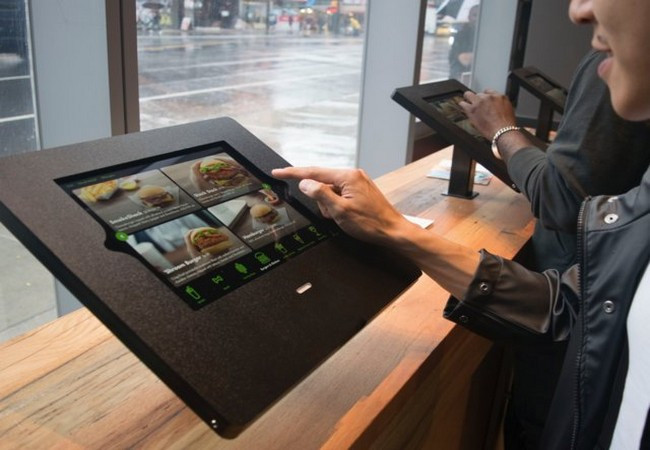 Robot chỉ giúp giải quyết nhu cầu thiếu hụt lao động tại các cửa hàng đồ ăn nhanh chứ không thể thay thế hoàn toàn các nhân viên (Ảnh Business Insider)