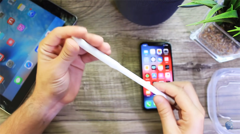 Ấn khuôn vào bút sao cho chỉ hở một chút đầu bút