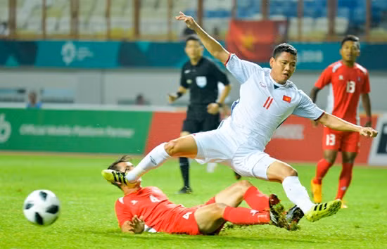 Tiền đạo Anh Đức tranh cướp bóng quyết liệt với các cầu thủ Nepal