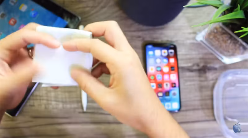 Từ miếng giấy bị xé, hãy gấp làm 4