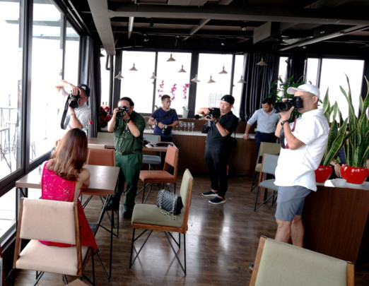 Những người yêu nhiếp ảnh tại Hà Nội đang trải nghiệm ống kính Pentax-D FA*50mm F/1.4 trên các dòng máy full-frame Pentax K1 và K2